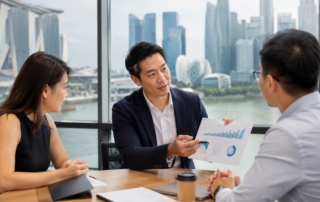 A professional recruiter discussing market data with HR managers, Singapore skyline in the background (800x600).